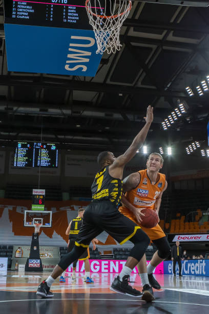 展现了一名 展现了一名